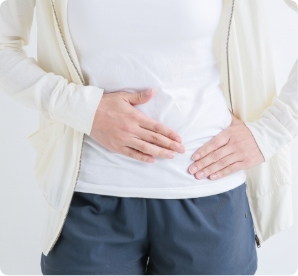 おなかを気にする女性