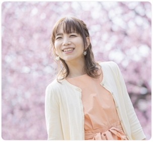 さくらの中を歩く女性